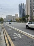 城市道路旁的公交專用車道