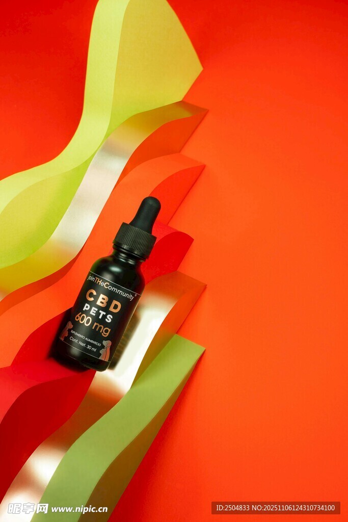 橙色背景上的滴管與容器