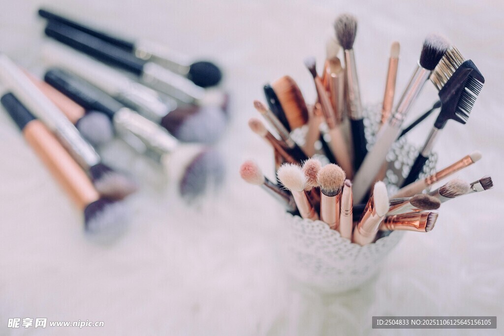 多樣化妝刷整齊擺放