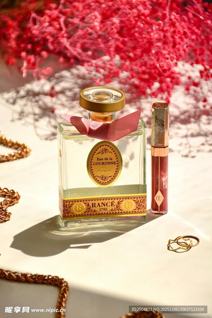 奢華香水瓶與珠寶配飾