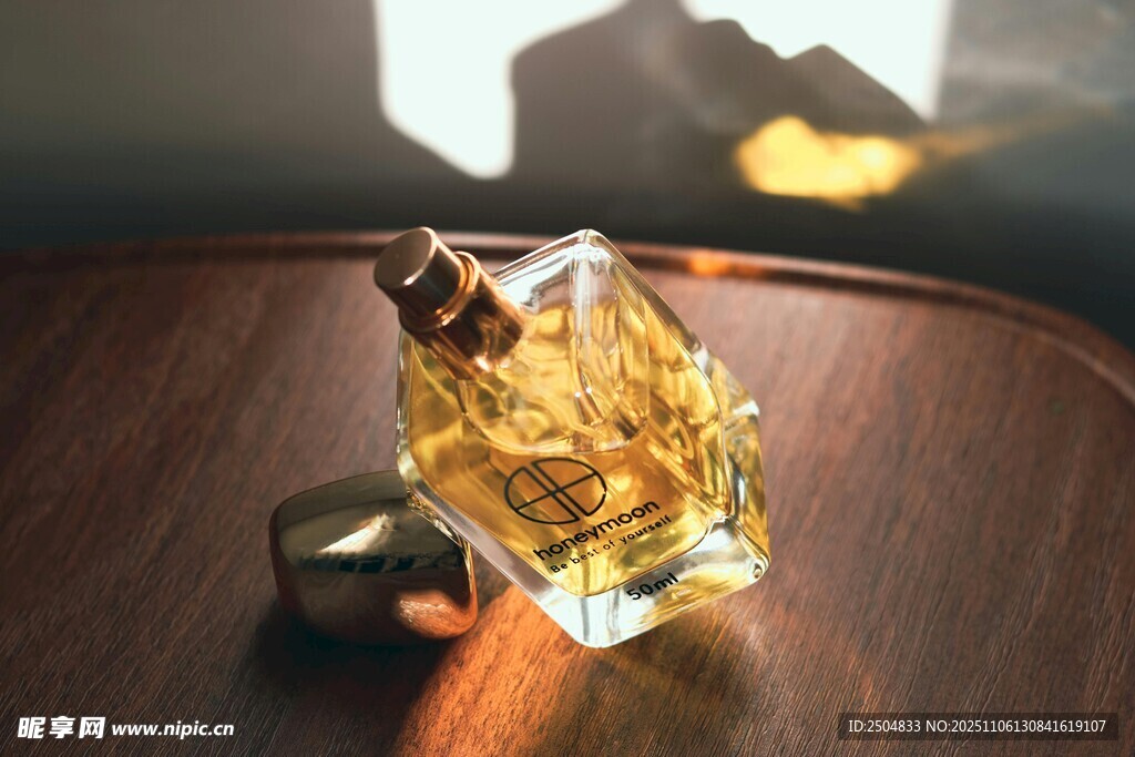精致香水瓶置于木質(zhì)桌面