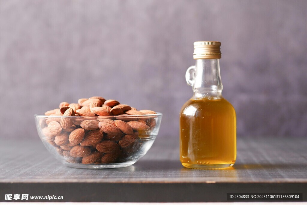 玻璃瓶旁的堅(jiān)果與食用油