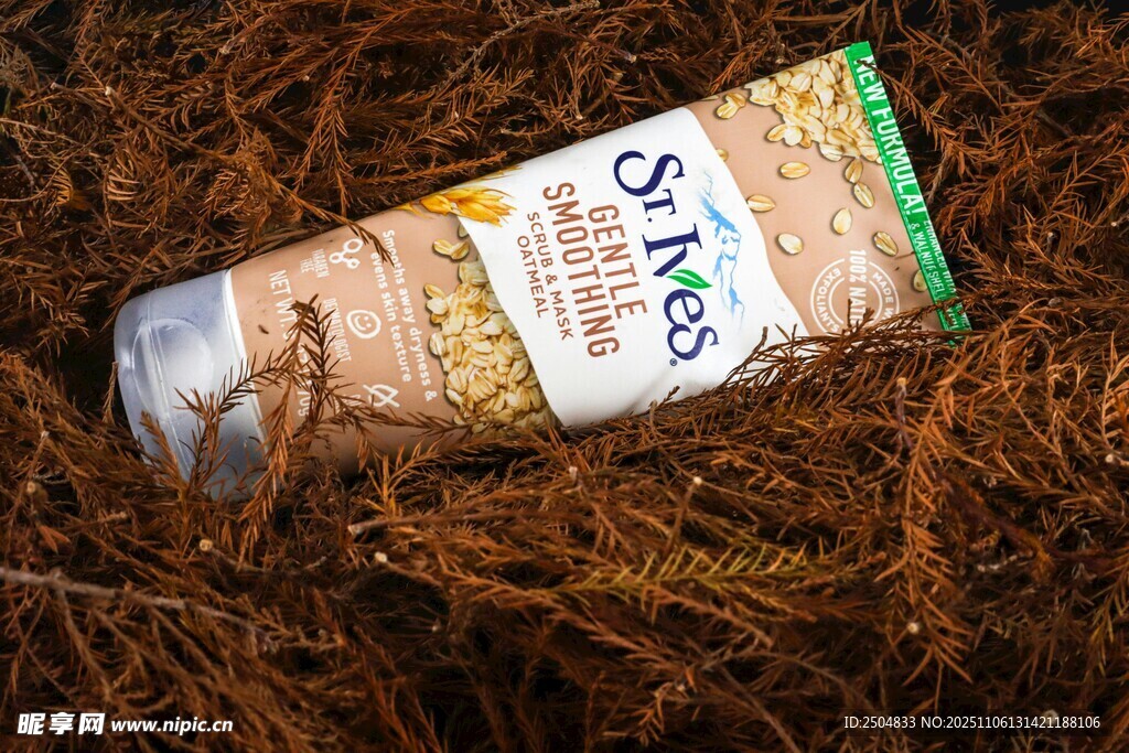 地上的Sahua品牌顏料管