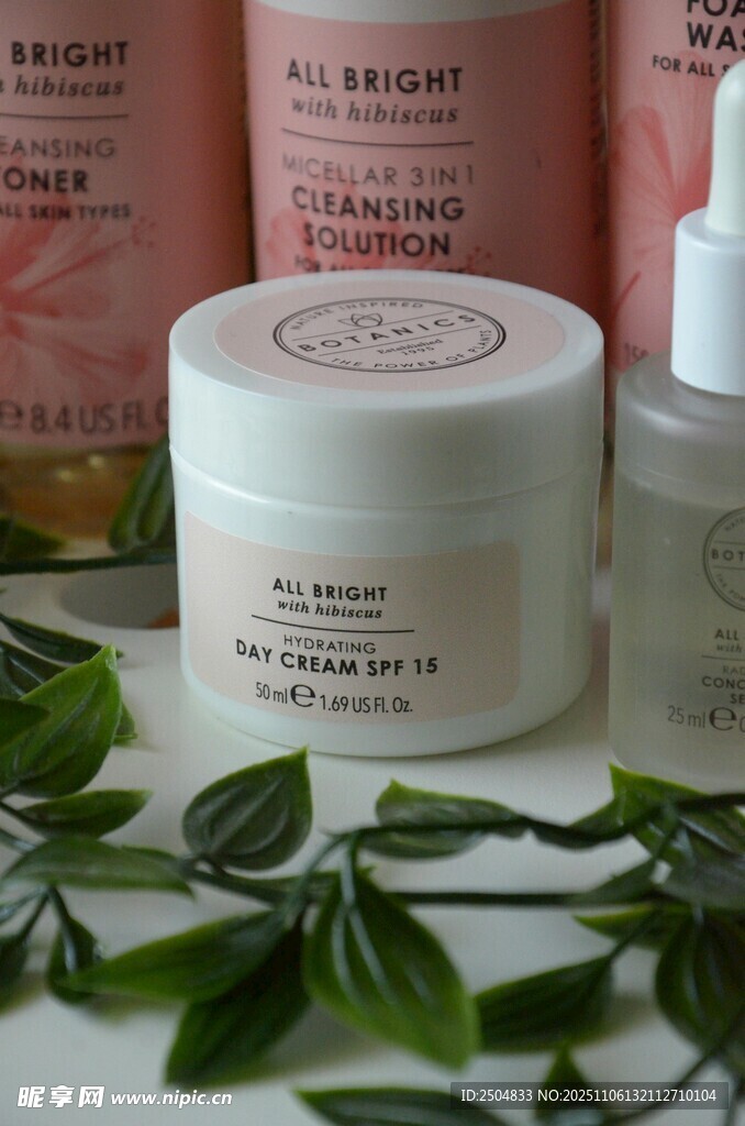 精致護(hù)膚產(chǎn)品與綠植搭配