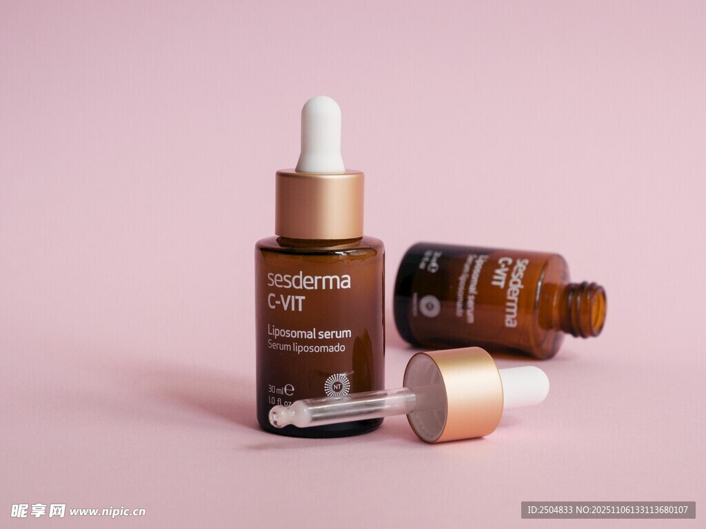 棕色滴管瓶護膚品展示