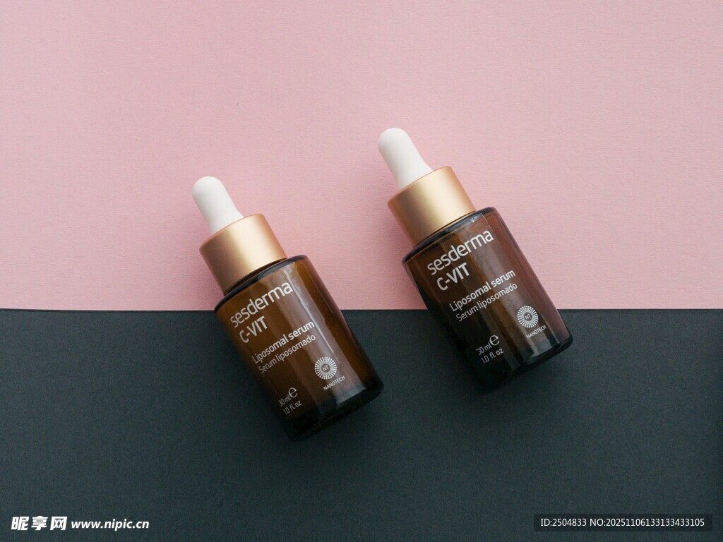 兩瓶精致護膚精華液