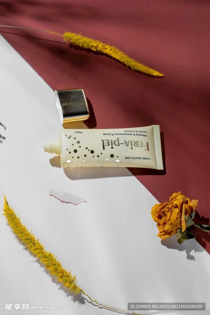 古風文具與花卉雅致組合