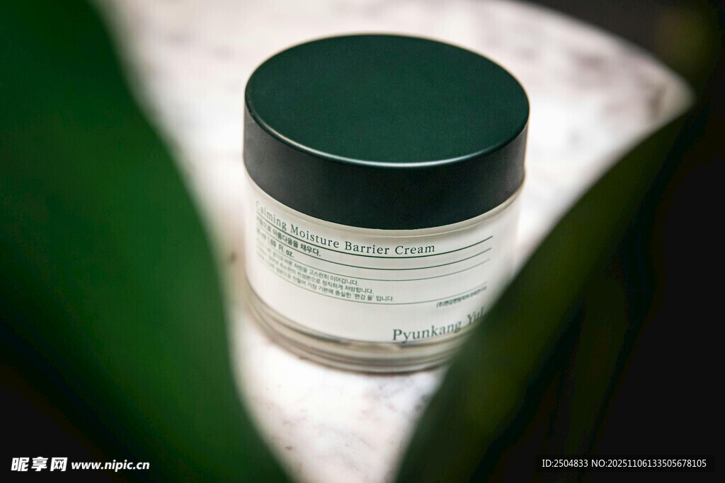 綠色瓶蓋護膚品置于綠植間