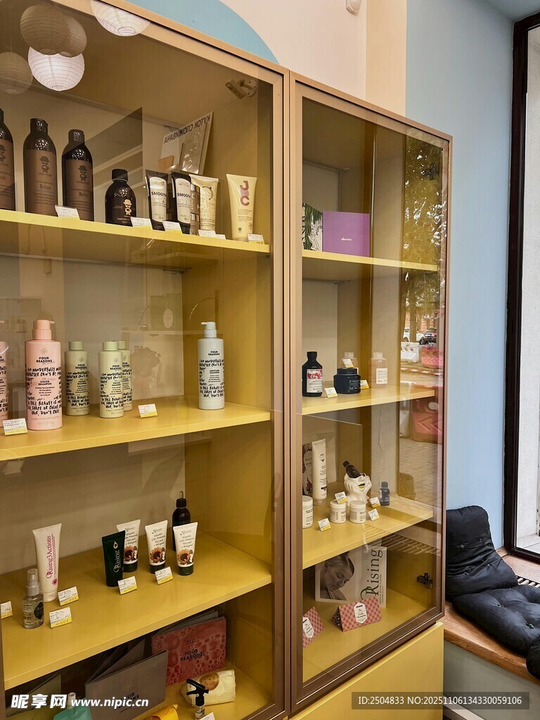 擺滿護膚品的木質(zhì)置物架