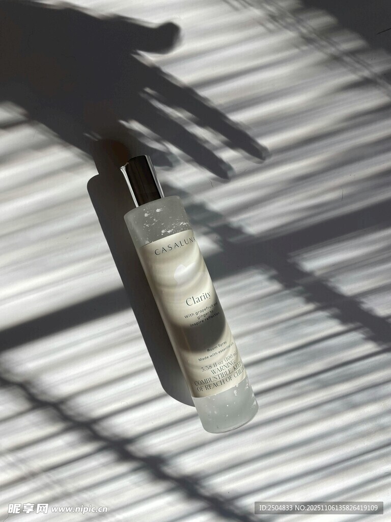 光影下的精致香水瓶