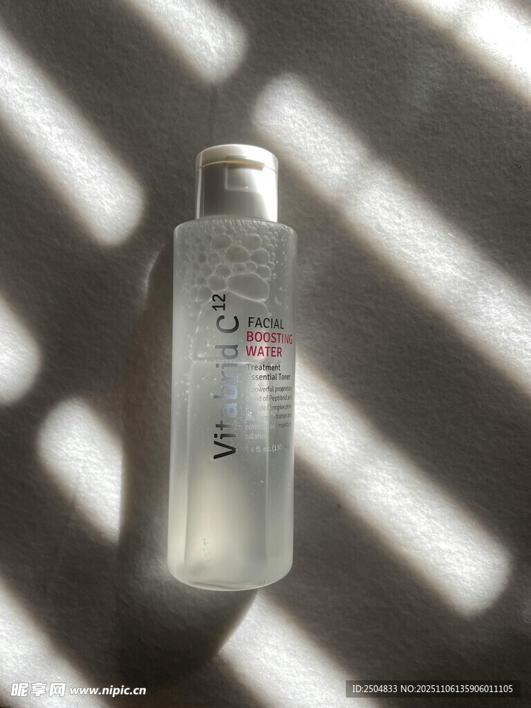 透明瓶身護(hù)膚品小樣展示