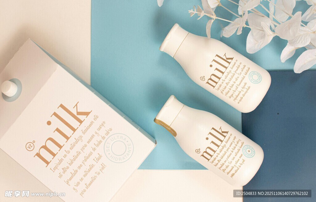 清新風(fēng)牛奶瓶與花卉組合