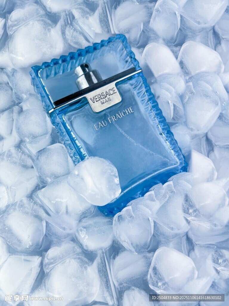 冰中藍色香水瓶