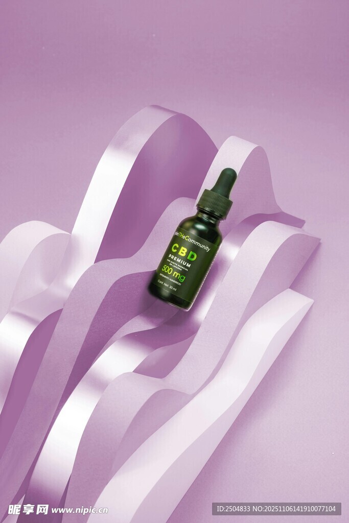 紫色絲帶旁的綠色小精油瓶