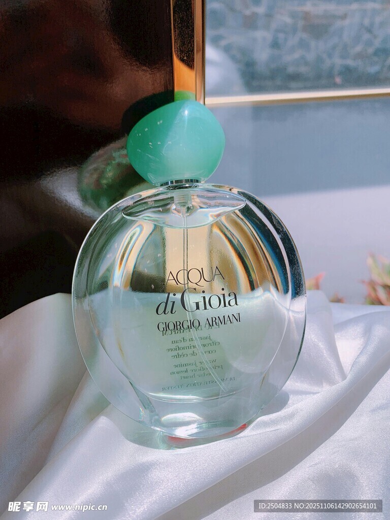 精致香水瓶 清新綠意點綴