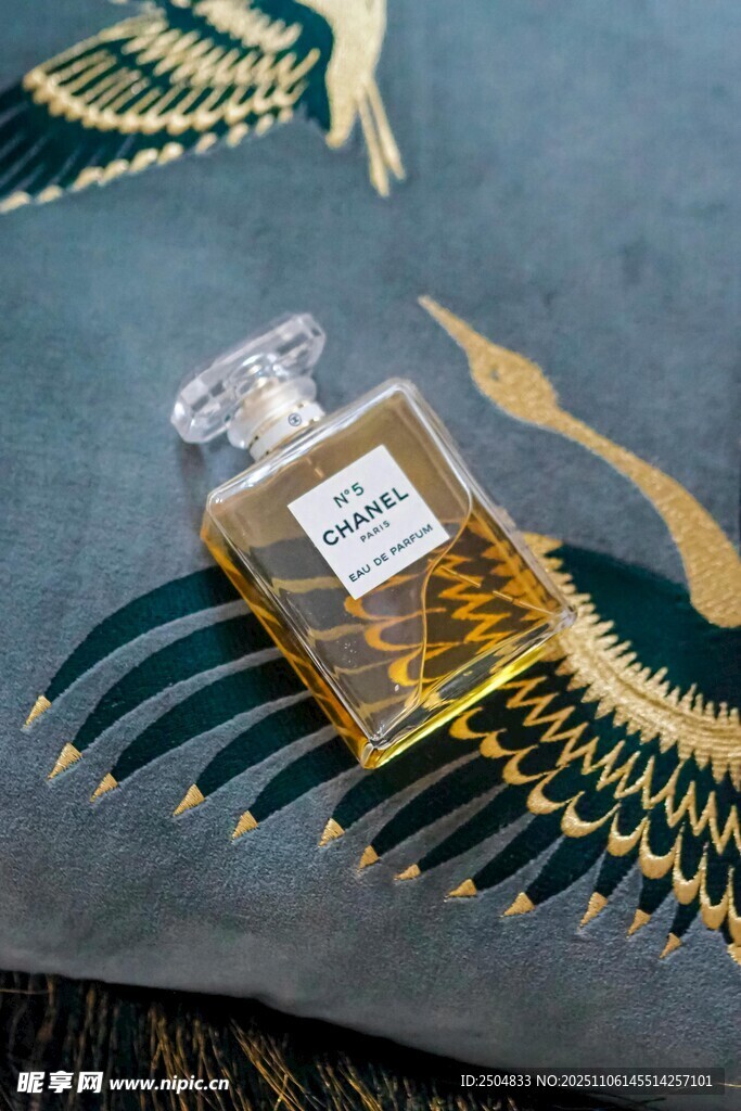 奢華香水瓶置于精美織物上