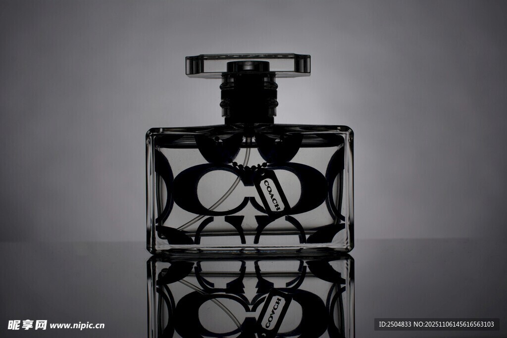 奢華YSL香水瓶展示