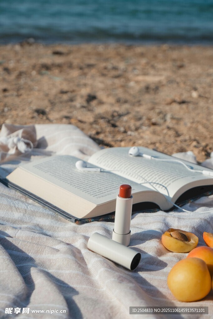 海灘上的愜意閱讀時光