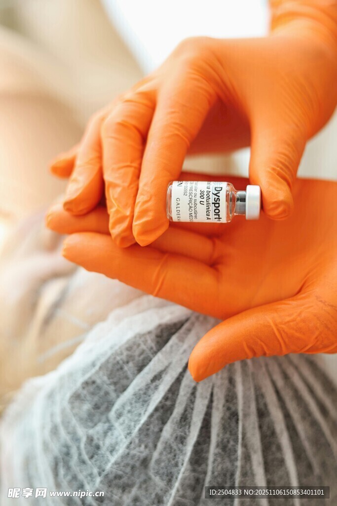 戴手套手持小瓶藥劑