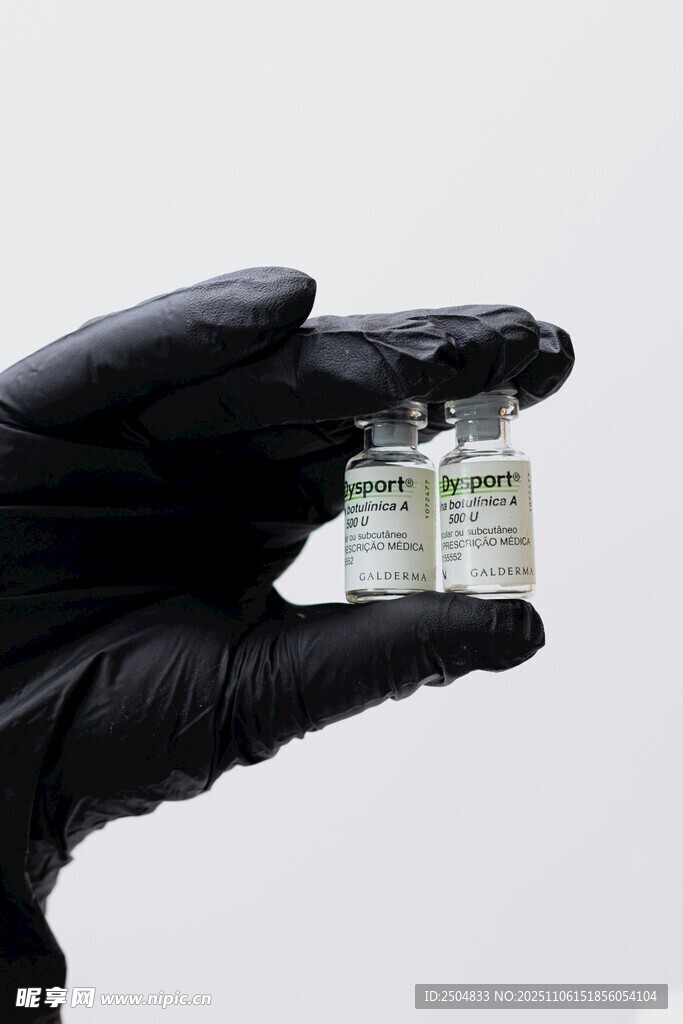 戴手套手持小瓶樣品