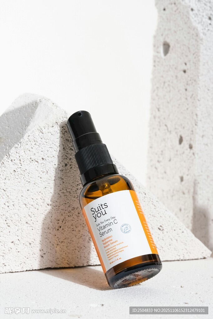 簡約風(fēng)護(hù)膚精油瓶展示