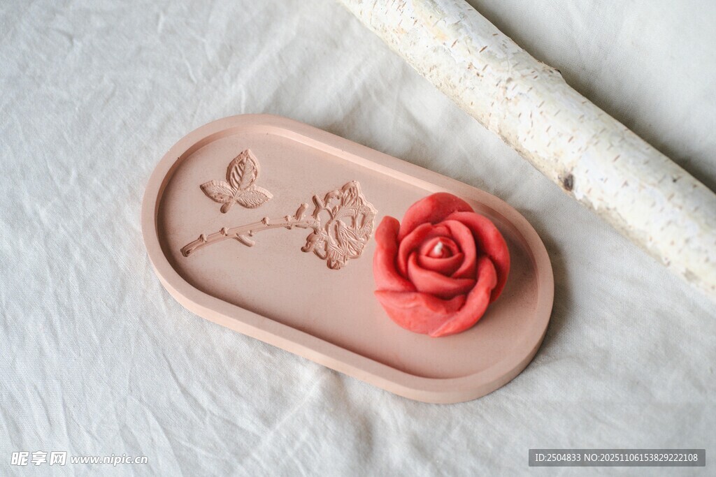 粉色托盤上的精致紅玫瑰