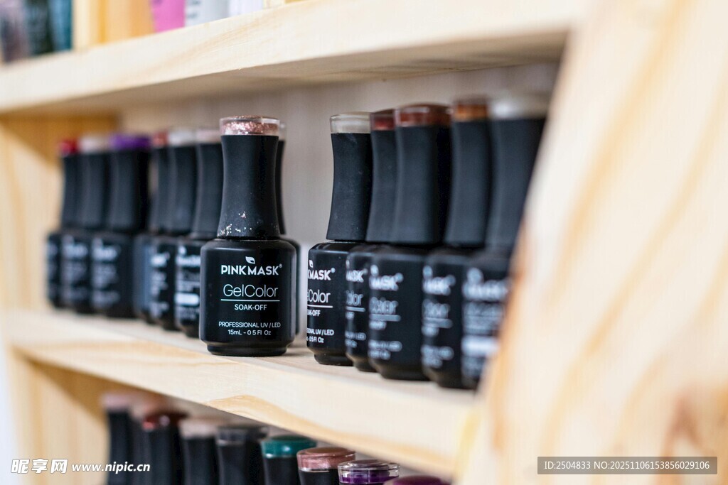 木架上排列整齊的口紅