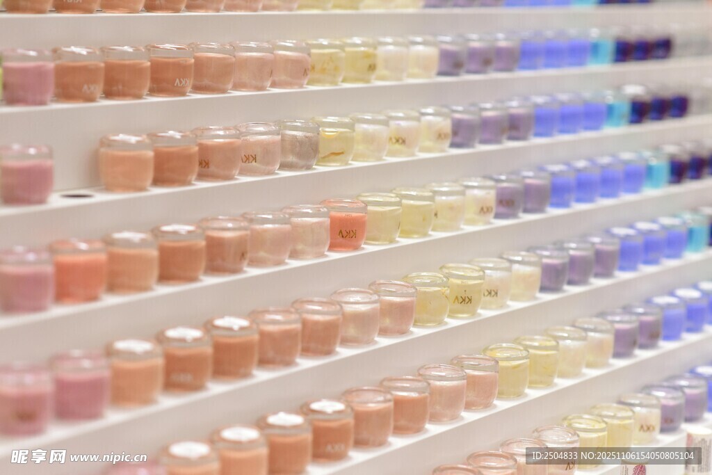 多彩指甲油整齊陳列