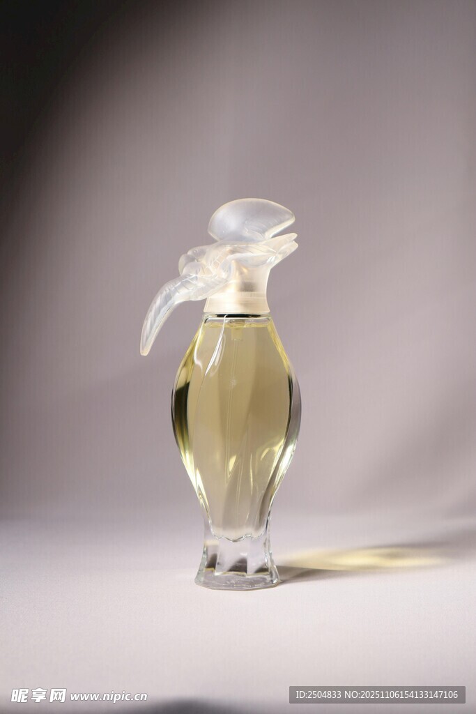 透明玻璃油壺裝淺黃色液體