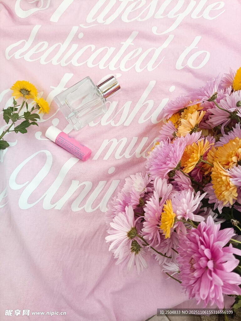 粉色布上的多彩鮮花組合