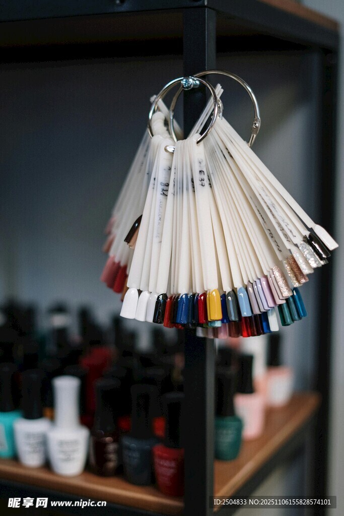 多彩鑰匙鏈掛于架上