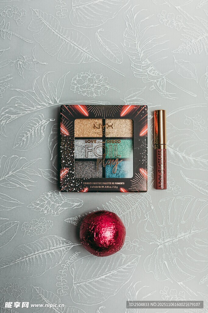 多彩眼影盤與裝飾球