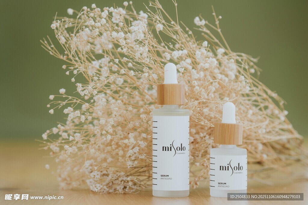 簡約風(fēng)護(hù)膚精華與干花組合