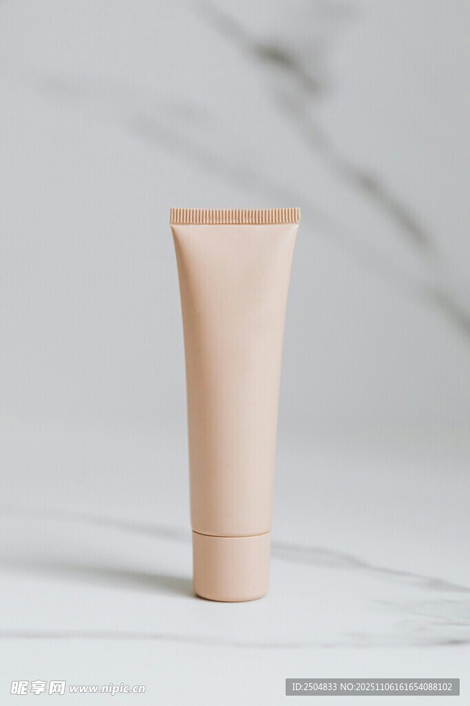 米色管狀護(hù)膚品特寫