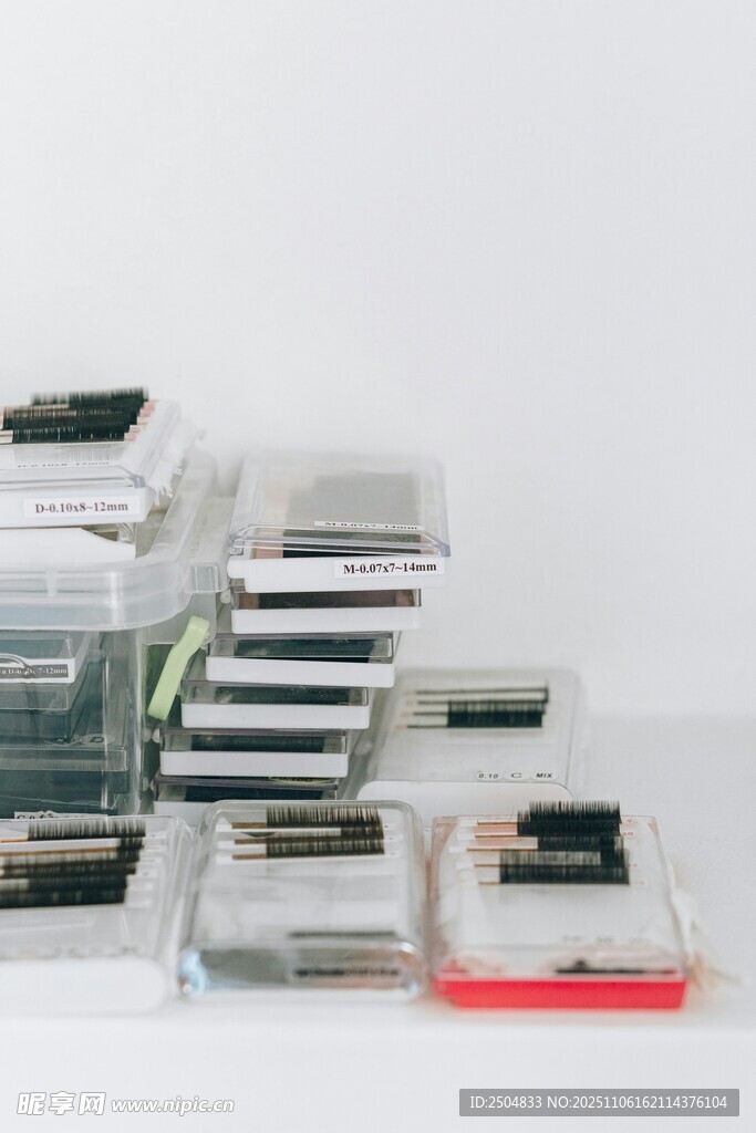 堆疊的書籍與電子設(shè)備