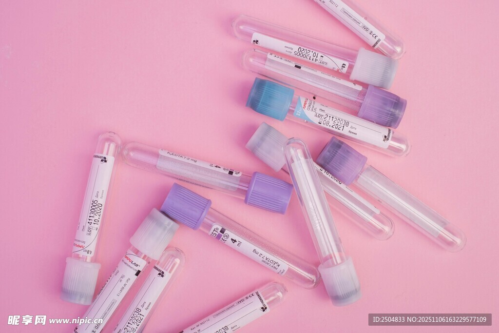 多彩美妝工具散落在粉色背景