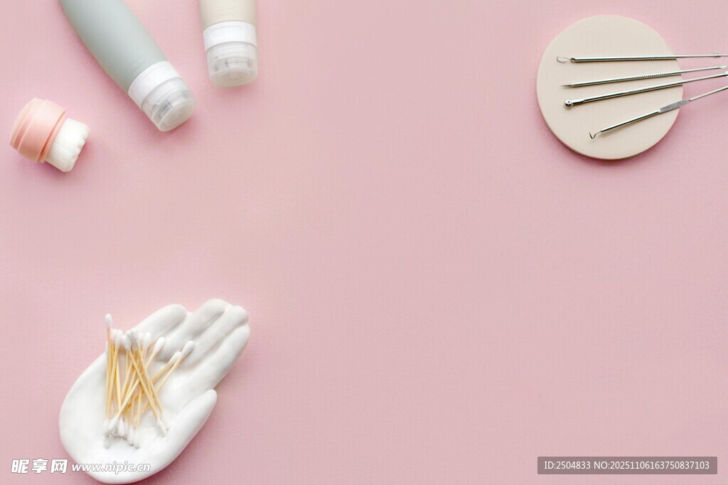 粉色背景下的美甲工具組合