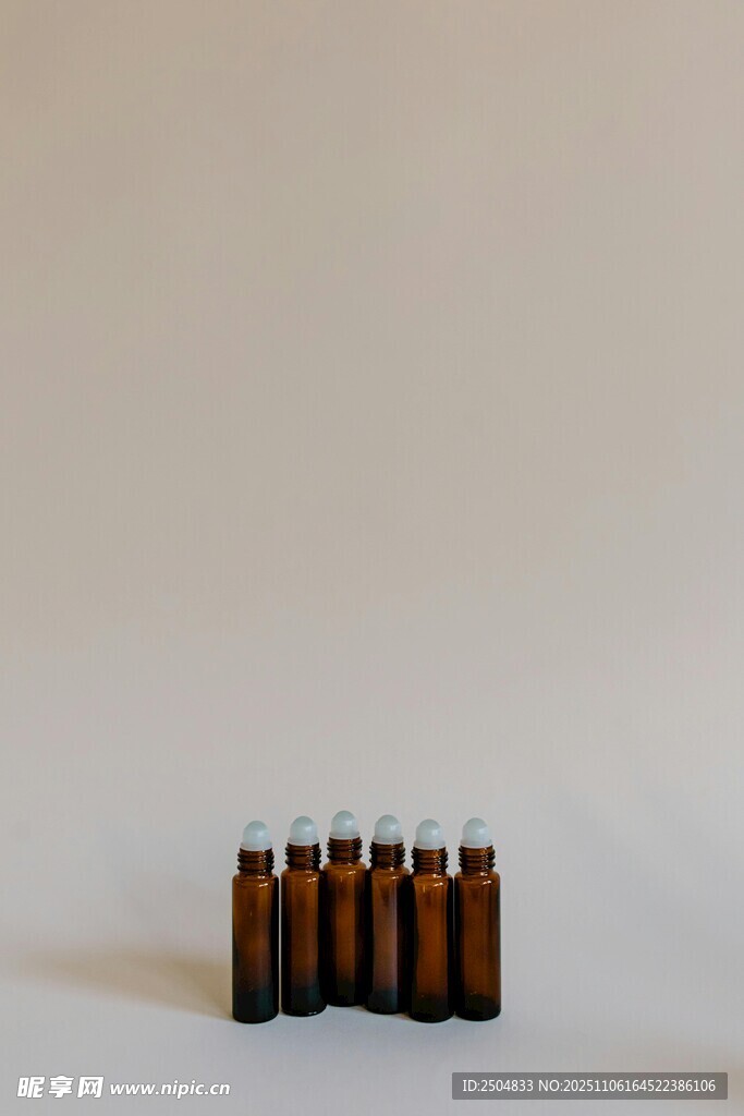 棕色小藥瓶整齊排列