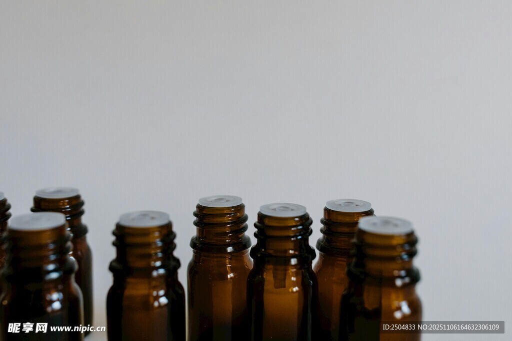 棕色玻璃瓶整齊排列