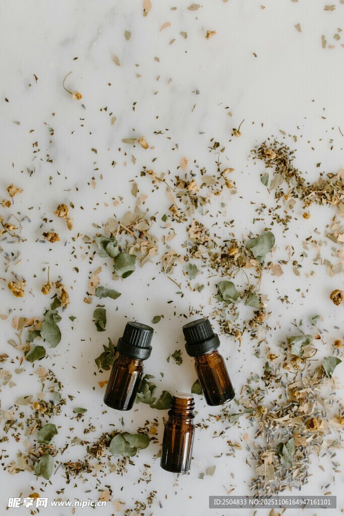 雪地中的廢棄酒瓶