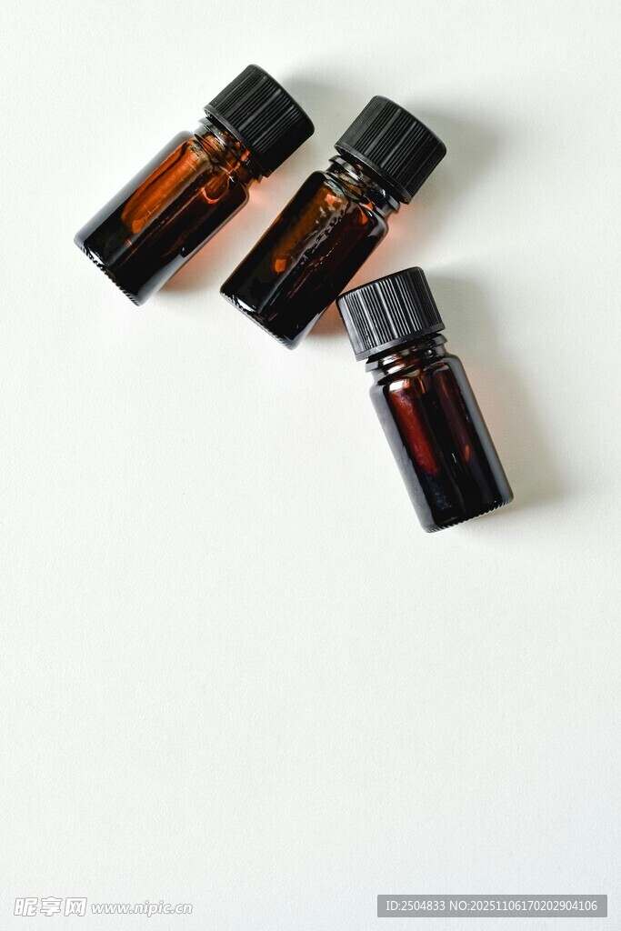 棕色小精油瓶特寫