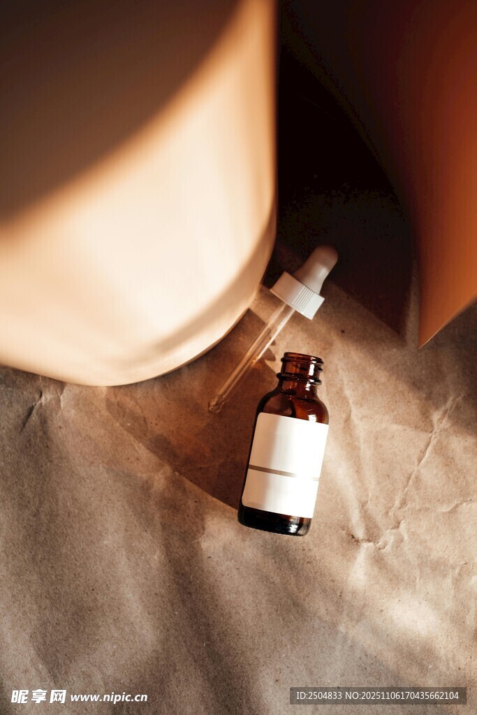 棕色布上的精致小藥瓶