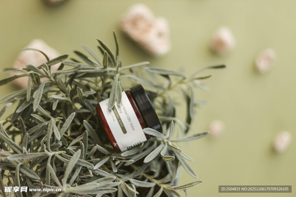 草藥堆中的迷你小物件