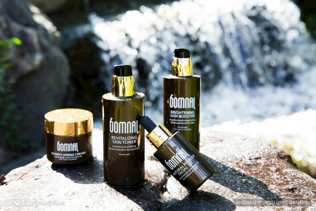 溪邊擺放的天然護膚產品