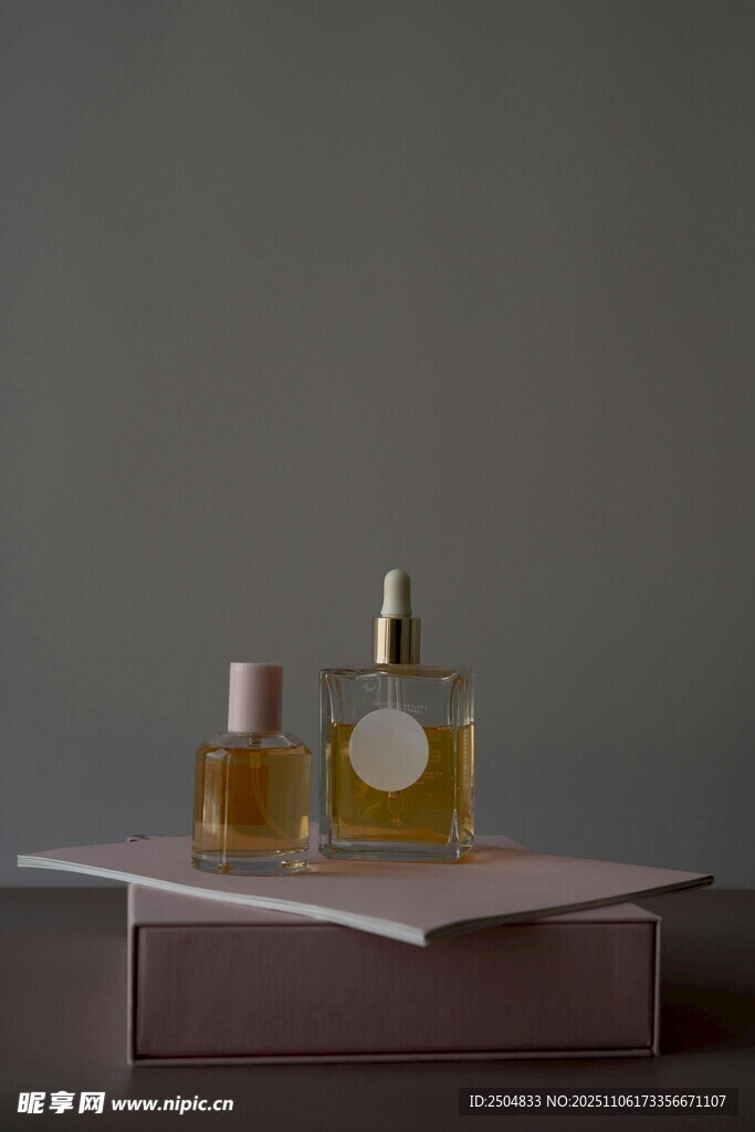 精致香水瓶擺放在書本上