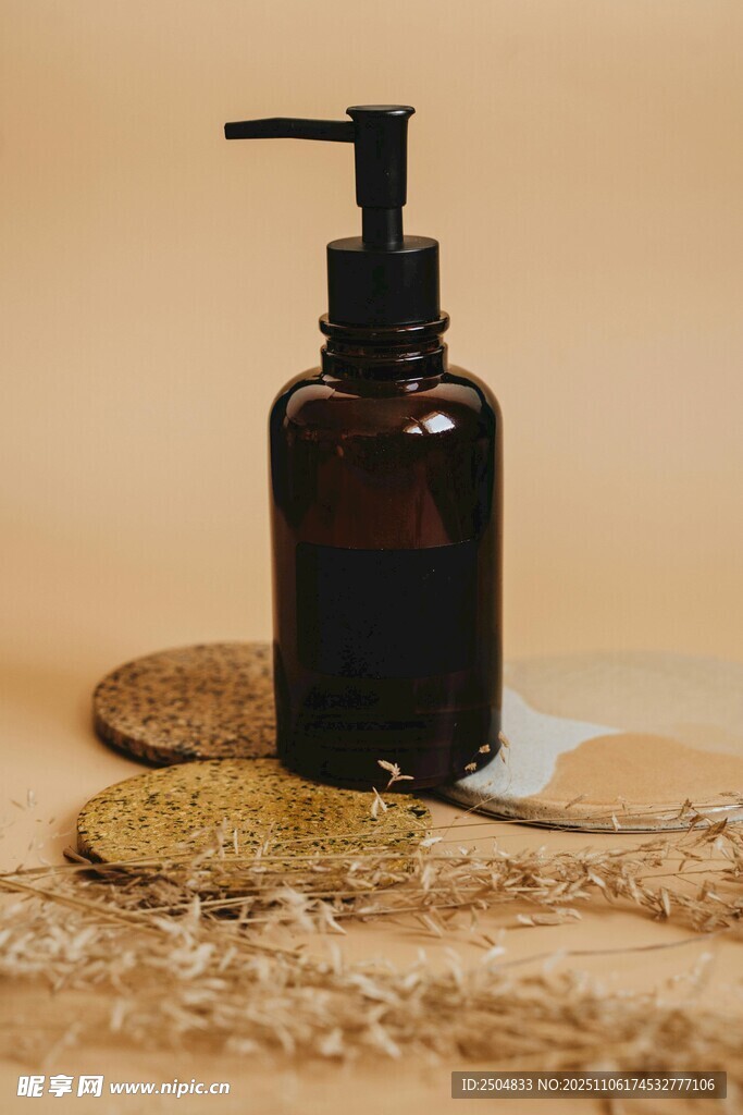 棕色按壓瓶與谷物靜物圖