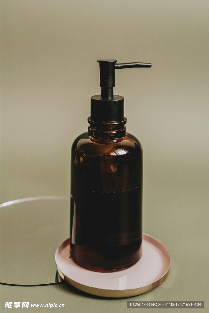 棕色按壓瓶置于圓形底座上