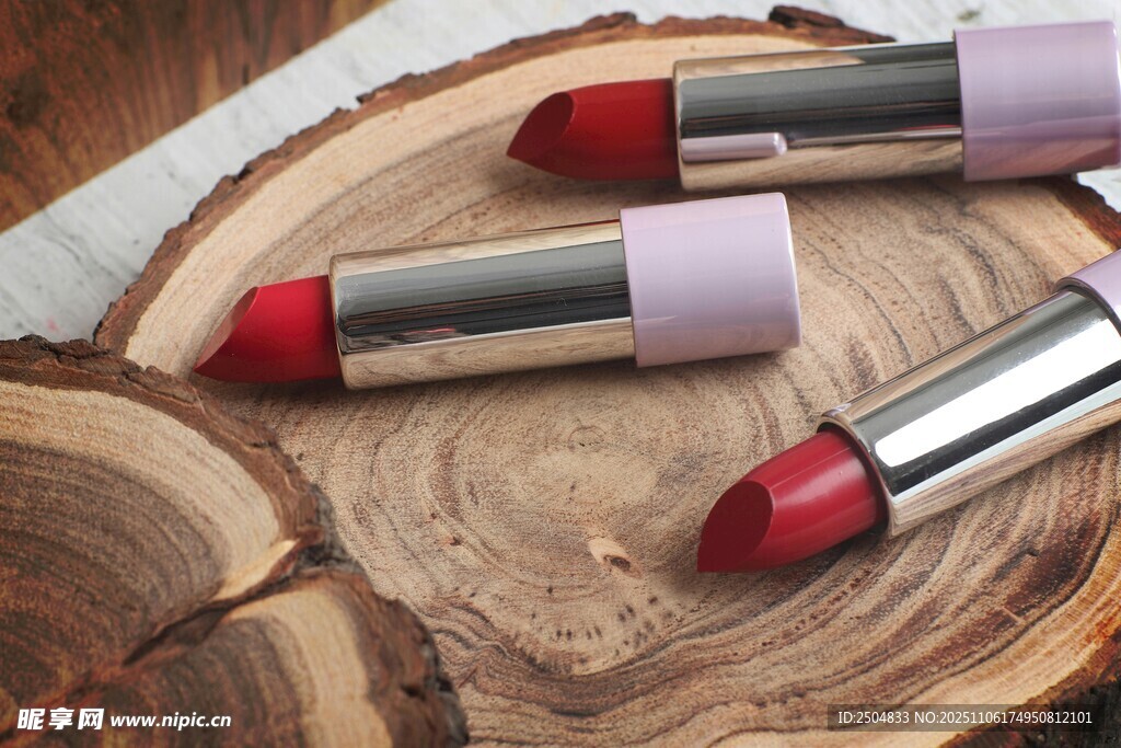 三支艷麗口紅擺于木片上