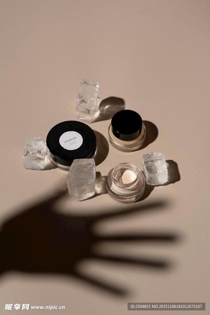 手影下的精致首飾擺件