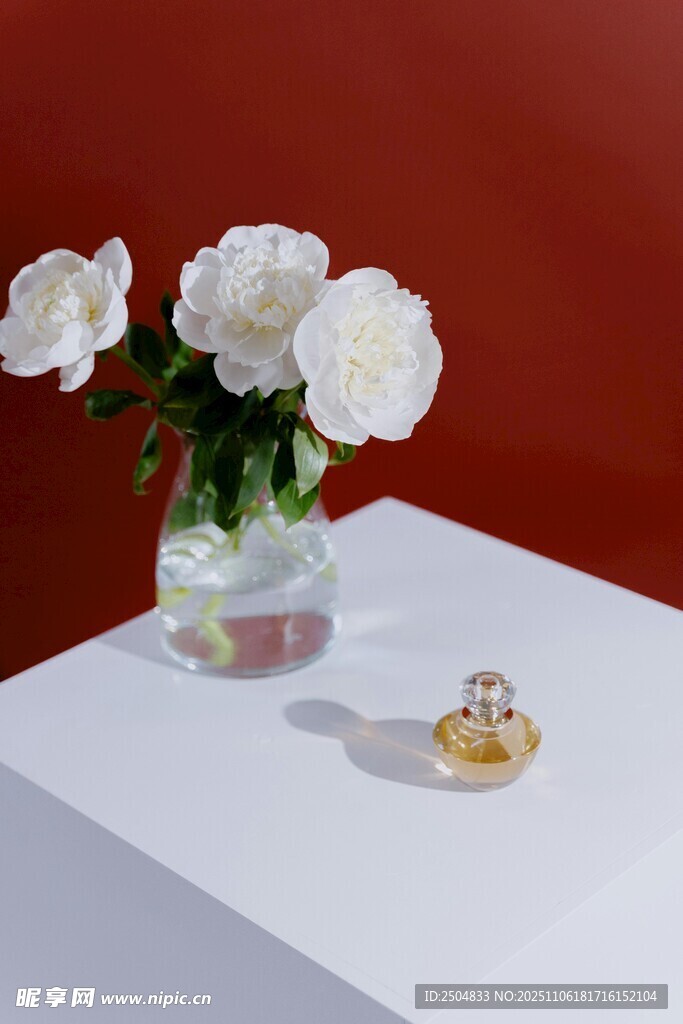 白色花瓶中的優(yōu)雅白玫瑰